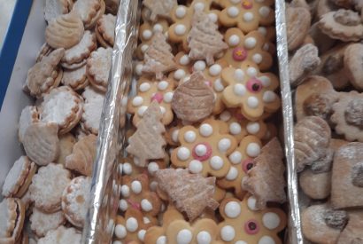 krašenje božičnih piškotov s sladkornim posipom