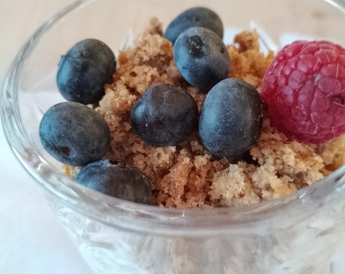 panakota z borovnicami in malinami