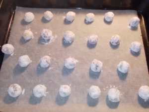 razpokančki povaljani v sladkor v prahu