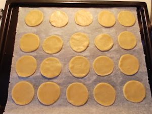 izrezani piškoti za linške pred peko